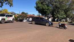 Mulher é encaminhada ao Hospital após colisão entre carro e motociclieta