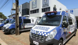 Criança de 6 anos é deixada sozinha em carro de aplicativo e vai para abrigo no Paraná