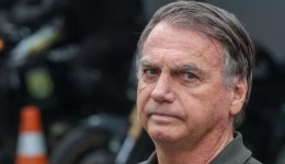 Bolsonaro entrega 11 armas à Polícia Federal após Moraes manter prisão domiciliar