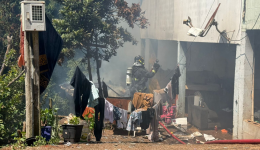 Fogo destrói duas casas; incêndio pode ter sido criminoso