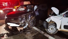 Carros batem de frente em trecho da BR-282 em Vargeão