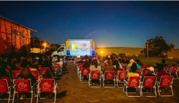 Cinema gratuito ao ar livre chega a cidades do Oeste com telão movido a energia solar