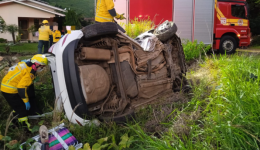 Jovem de 20 anos morre após carro sair da pista e bater contra ponto de ônibus