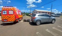 Duas mulheres ficam feridas em colisão entre moto e Mitsubishi no Centro