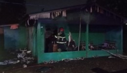 Botijão de gás provoca incêndio em moradia e pai sofre queimaduras ao resgatar filho