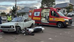 Motociclista fica ferido em colisão com carro no centro