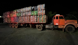 PF apreende dois caminhões com sucatas de plástico na fronteira com a Argentina