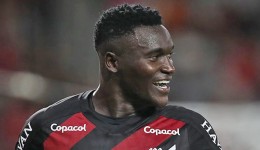 Athletico Paranaense goleia Botafogo e assume vice-liderança do Brasileirão