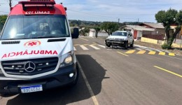 Carro bate em muro no centro