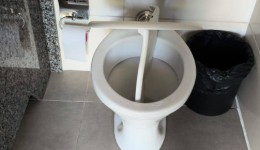 Banheiros públicos são vandalizados na Praça João Maria de Lara,