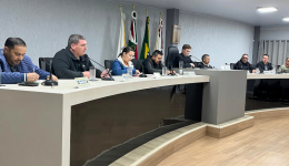 Projetos de lei sobre educação e economia são discutidos na Câmara