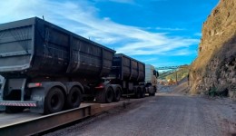 PRF flagra 64 toneladas de excesso de peso em duas carretas na BR-282