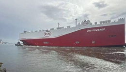 Maior navio de transporte de veículos do mundo desembarca 7 mil carros elétricos em SC