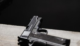 Jovem ameaça médico com arma após ter atestado negado