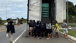PRF flagra trabalhadores em baú de caminhão na BR-282; um era procurado por estupro de vulnerável