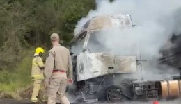 Cabine de caminhão é destruída pelo fogo na PR-483
