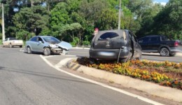 Colisão transversal na PRC-476 resulta em danos materiais