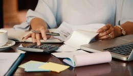 Endividamento das famílias brasileiras atinge recorde histórico e chega a 82%, aponta CNC