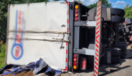 Carreta tomba após motorista perder o controle na SC-135 e acidente deixa dois mortos