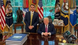 Flávio Bolsonaro é recebido por Trump na Casa Branca; saiba bastidores