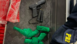 PRF apreende 380 quilos de maconha e três armas escondidas em barco no Paraná