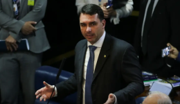 Flávio Bolsonaro domina Santa Catarina e supera Lula por quase 1,9 milhão de votos