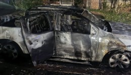 Caminhonete é consumida pelo fogo durante a noite em Bernardo de Irigoyen