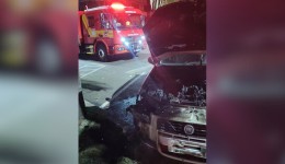 Veículo pega fogo durante a madrugada