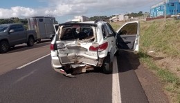 Colisão traseira envolve dois veículos na PRC-280 onde acontecem obras