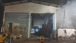 Incêndio atinge empresa de reciclagem e mobiliza bombeiros durante a madrugada
