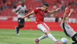 Inter leva o primeiro gol do Brasileirão e estreia com derrota para o Athletico-PR