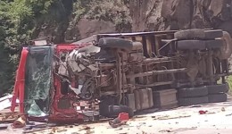 Colisão entre caminhão, carreta e carro interdita BR-163