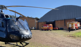 Helicóptero resgata homem ferido em acidente de trabalho