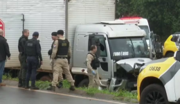 Perseguição a caminhão com maconha termina com dois baleados e cachorro morto
