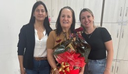 Guarujá do Sul homenageia servidora pela aposentadoria após anos dedicados à educação