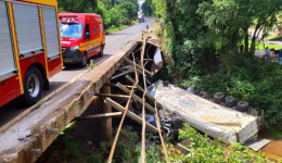 Caminhoneiro é socorrido em estado grave após carreta despencar dentro de rio