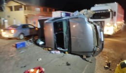 Colisão entre três veículos deixa mulher ferida na SC-157