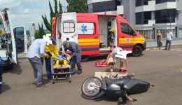 Colisão entre moto e carro deixa mulher ferida