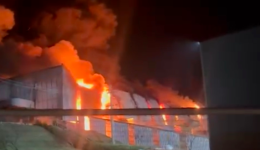 Incêndio de grandes proporções atinge empresa na BR-282