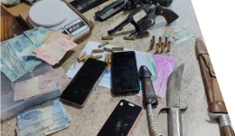 Morador é preso com arsenal de armas após tentar fugir da polícia