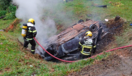 Motorista morre carbonizado após capotamento e incêndio em SC