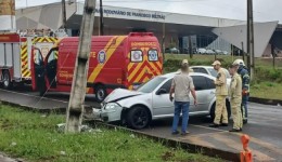 Automóvel colide contra poste e deixa bairro sem energia