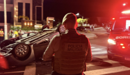 Colisão frontal seguida de capotamento deixa danos materiais e fuga de ocupantes