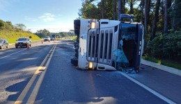 Motorista é socorrido com suspeita de fratura após tombar carreta na BR-282
