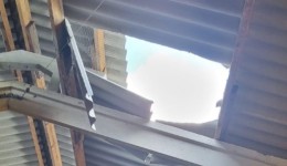 Adolescente fica ferido após cair de telhado de chiqueiro em construção no Oeste