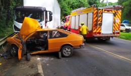 Motorista fica preso nas ferragens após colisão entre carro e caminhão no Oeste