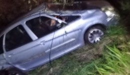 Homem fica ferido após carro sair da pista e capotar na PR-481
