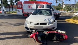 Colisão entre carro e moto deixa mulher de nacionalidade argentina ferida
