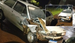 Colisão entre Ford Fiesta e Volkswagen Voyage é registrada em frente a hospital