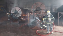 Bombeiros usam 10 mil litros de água para combater incêndio em empresa